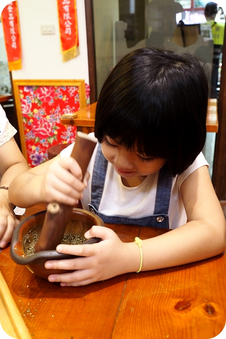 【苗栗親子景點】客家圓樓半日遊＋好玩的DIY客家擂茶~~