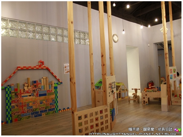 原木打造的親子遊戲空間X木樂地台北大安館★德國Hape原木玩具、家家酒廚房、超市、滑梯玩沙、娃娃屋、軌道車車★