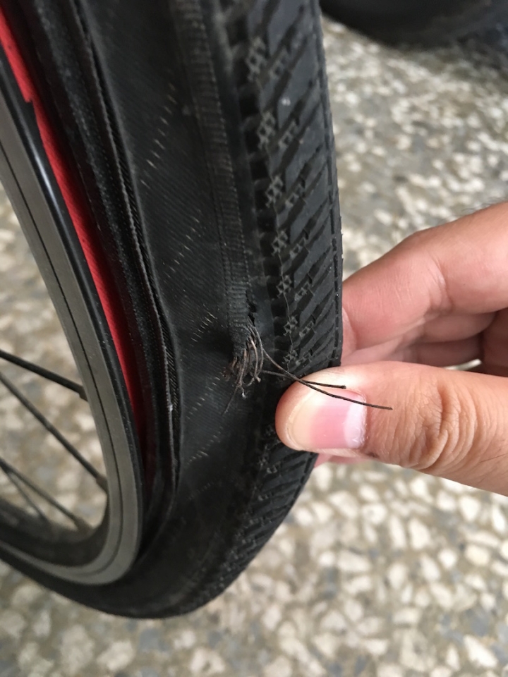 輪胎破掉疑似有人刺破的？
