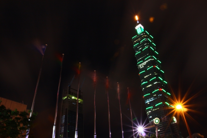 Canon 500D 台北街頭夜拍效果不是很好，是否相機入塵或有水氣呢?