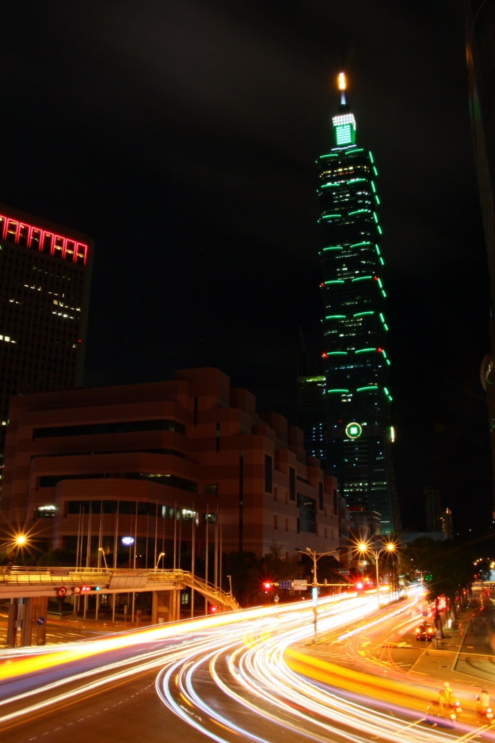 Canon 500D 台北街頭夜拍效果不是很好，是否相機入塵或有水氣呢?