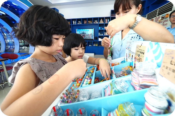 【苗栗通宵親子景點】七彩幸運鹽DIY+無料噴水池戲水趣，就在通宵精鹽觀光工廠！