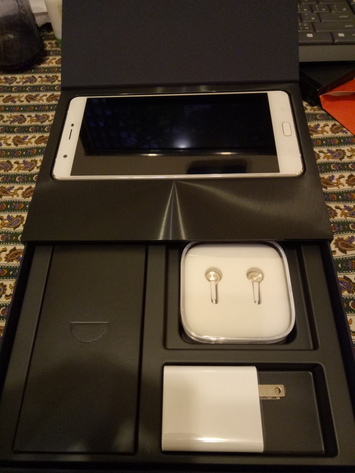 感覺有點冷門的ASUS ZENFONE3 ULTRA微開箱~