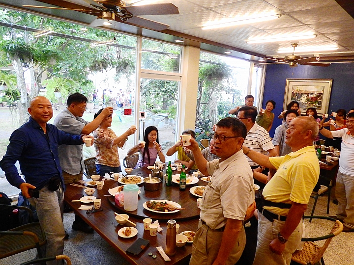 豐富的美術作品，庭園美，極佳的用餐環境：美濃煙樓坊美術館餐廳。