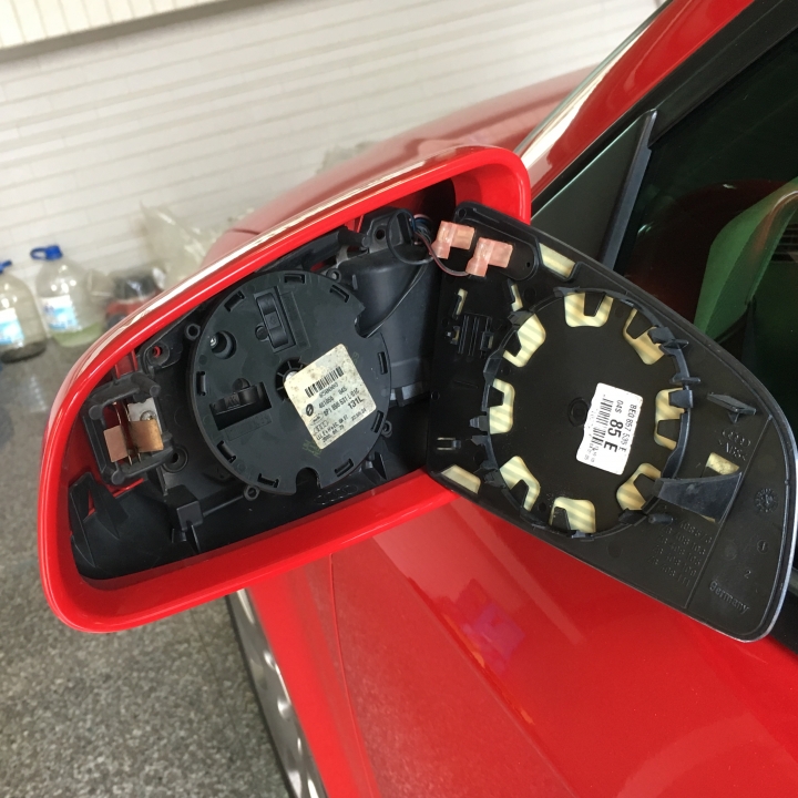 2005 AUDI A3 8P (類似 Golf V GTI)的照後鏡收折不正常維修.