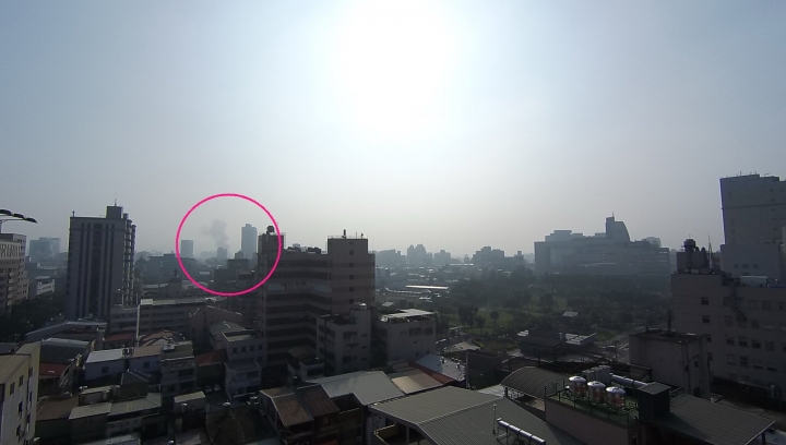 今天10月27日的天氣縮時拍到了太平區火災濃煙的過程