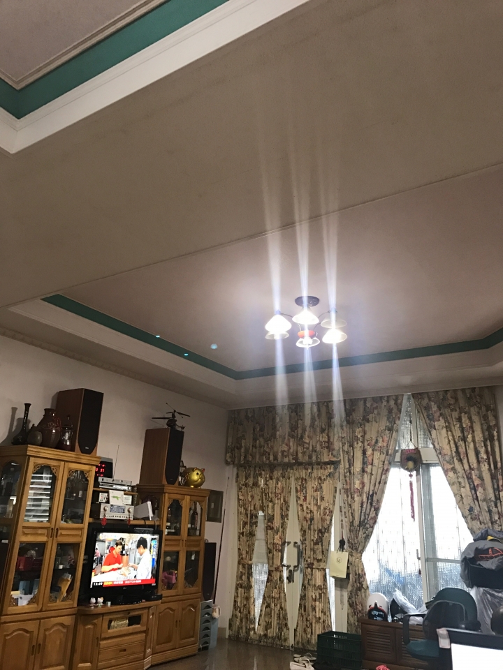 請問一下iPhone 對著燈光拍照的時候，有散光是正常的嗎？？