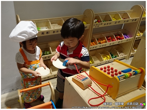 原木打造的親子遊戲空間X木樂地台北大安館★德國Hape原木玩具、家家酒廚房、超市、滑梯玩沙、娃娃屋、軌道車車★
