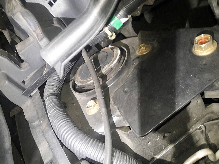07年tiida四門1.8 更換前避震器上座等疑問