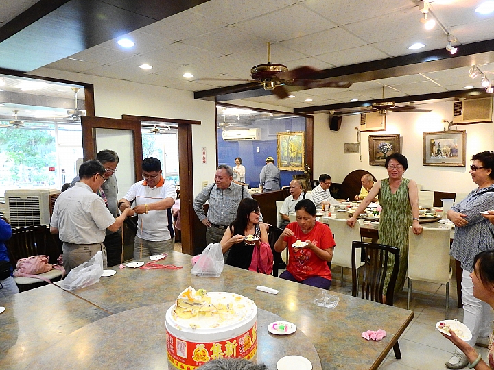 豐富的美術作品，庭園美，極佳的用餐環境：美濃煙樓坊美術館餐廳。