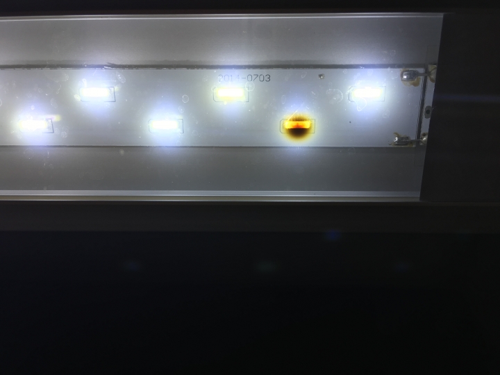 請問水族led燈具這樣有正常嗎?