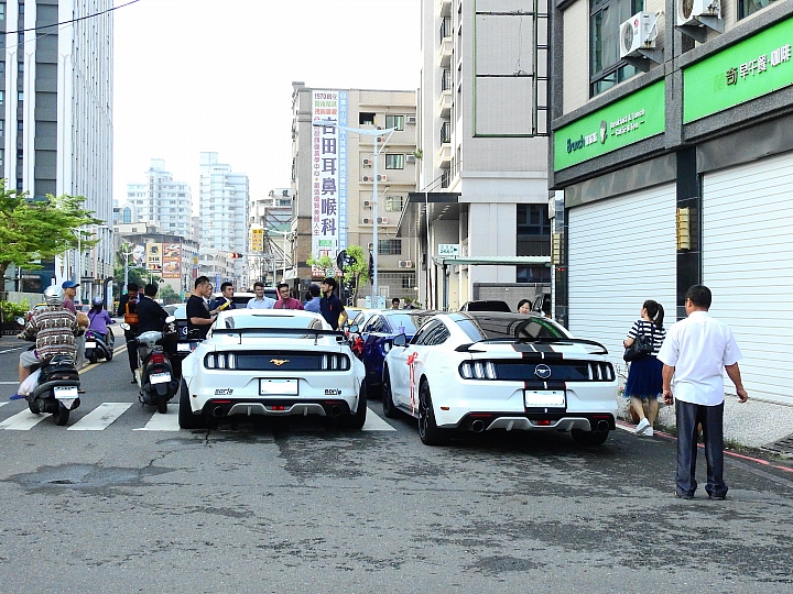 一早巧遇福特野馬迎親車對，祝福新人滿滿的幸福。
