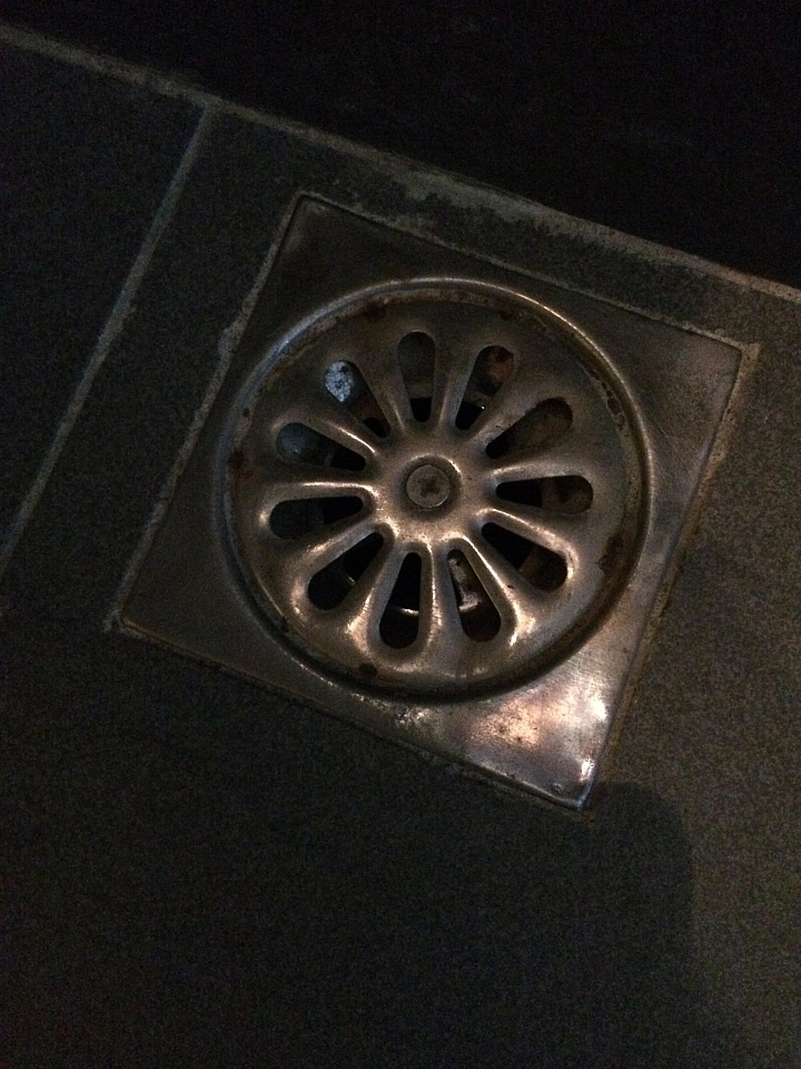 怎麼拆起被固定的排水孔 Mobile01