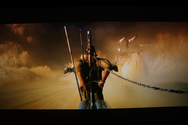 120吋無線遙控電動布幕+BENQ W2000 側投導演機=只要5萬預算的小客廳超值大畫面享受