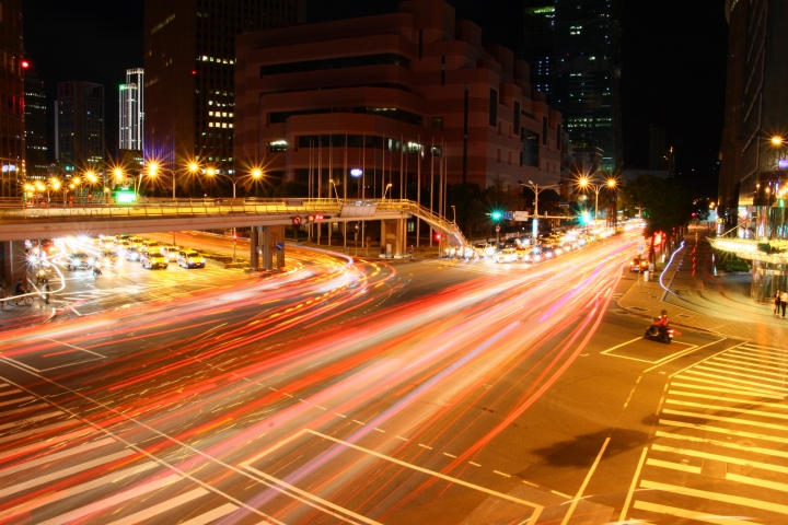 Canon 500D 台北街頭夜拍效果不是很好，是否相機入塵或有水氣呢?