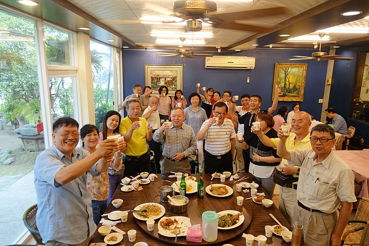 豐富的美術作品，庭園美，極佳的用餐環境：美濃煙樓坊美術館餐廳。