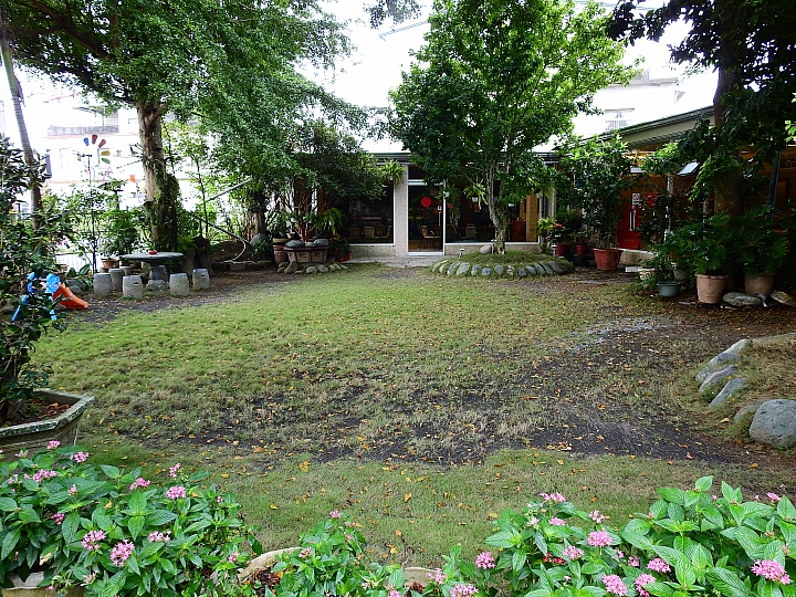 豐富的美術作品，庭園美，極佳的用餐環境：美濃煙樓坊美術館餐廳。