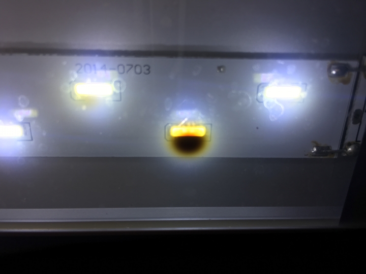 請問水族led燈具這樣有正常嗎?