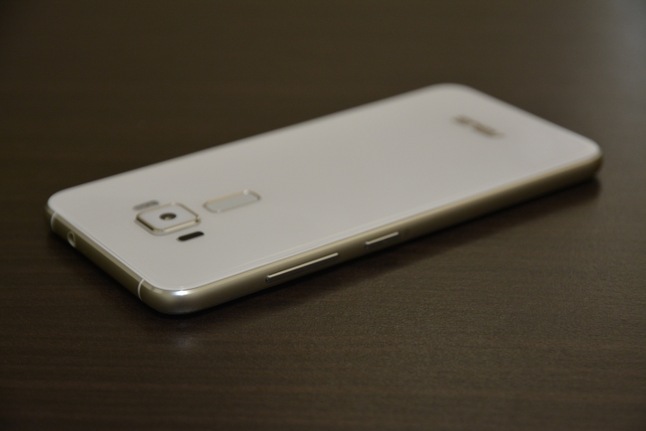 Zenfone3(ZE520KL) 背蓋自己翹起來了
