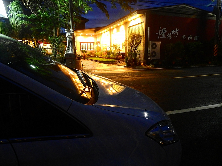 豐富的美術作品，庭園美，極佳的用餐環境：美濃煙樓坊美術館餐廳。