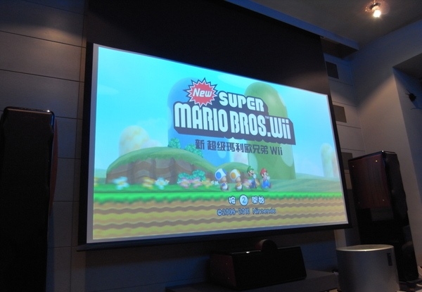 120吋無線遙控電動布幕+BENQ W2000 側投導演機=只要5萬預算的小客廳超值大畫面享受