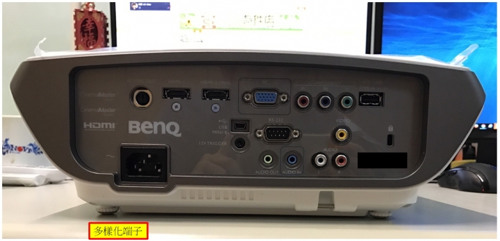 BenQ航空：雙向鏡頭位移導演機 W3000歡迎您登機