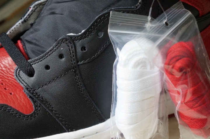 AJ 1 OG banned內的說明卡和盒底的公司貼