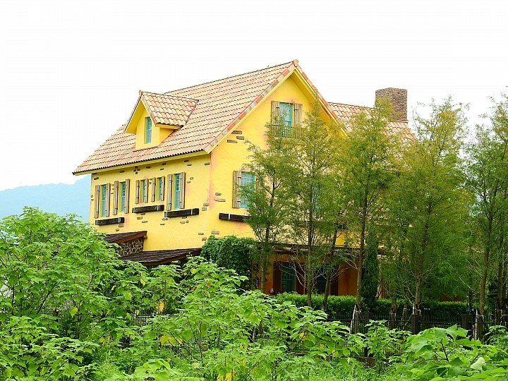 豐富的美術作品，庭園美，極佳的用餐環境：美濃煙樓坊美術館餐廳。