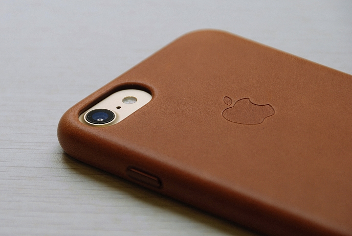 iPhone7 - 忠於原味 (原廠皮套優質的觸感)