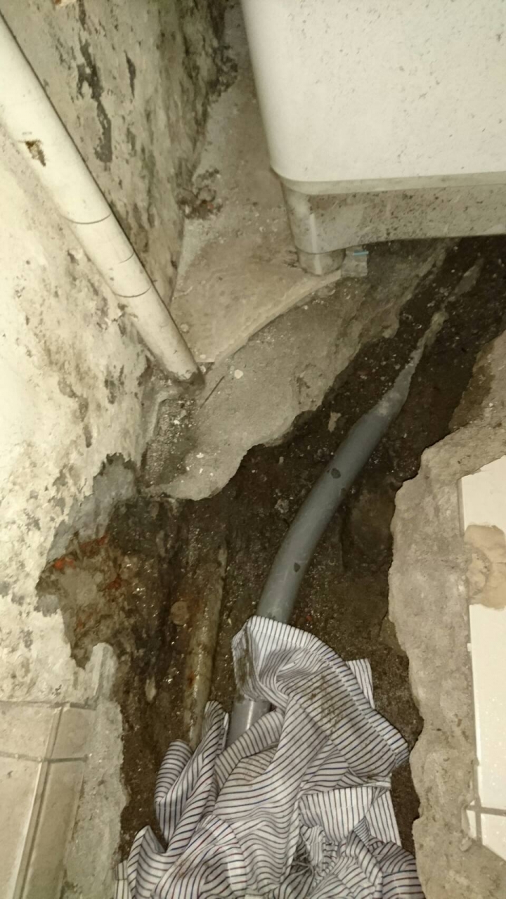 (補照片)陽台靠屋內側內牆漏水檢查不出原因，求相關經驗或專業師傅