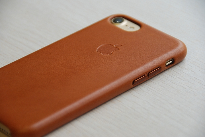 iPhone7 - 忠於原味 (原廠皮套優質的觸感)