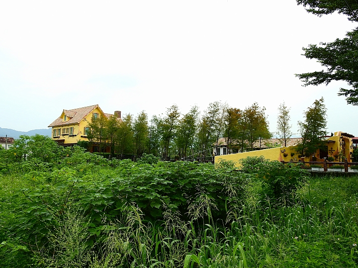 豐富的美術作品，庭園美，極佳的用餐環境：美濃煙樓坊美術館餐廳。