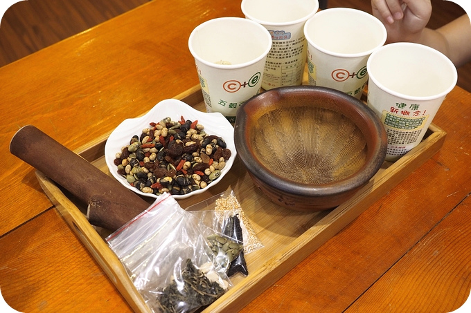 【苗栗親子景點】客家圓樓半日遊＋好玩的DIY客家擂茶~~