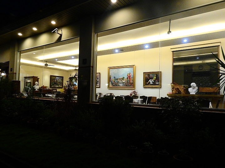 豐富的美術作品，庭園美，極佳的用餐環境：美濃煙樓坊美術館餐廳。