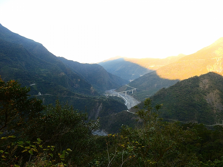 Nikon P900陽光燦爛(以阿里山日出為主題，並請教5種鳥名，謝謝！)