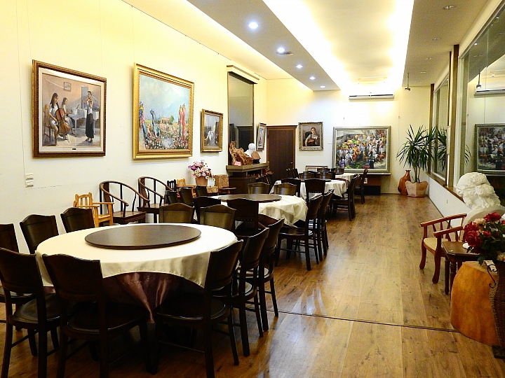 豐富的美術作品，庭園美，極佳的用餐環境：美濃煙樓坊美術館餐廳。