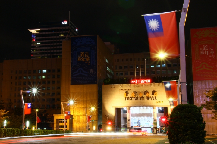 Canon 500D 台北街頭夜拍效果不是很好，是否相機入塵或有水氣呢?