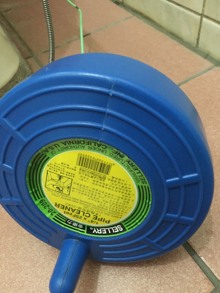 馬桶被手搖通管器卡住了
