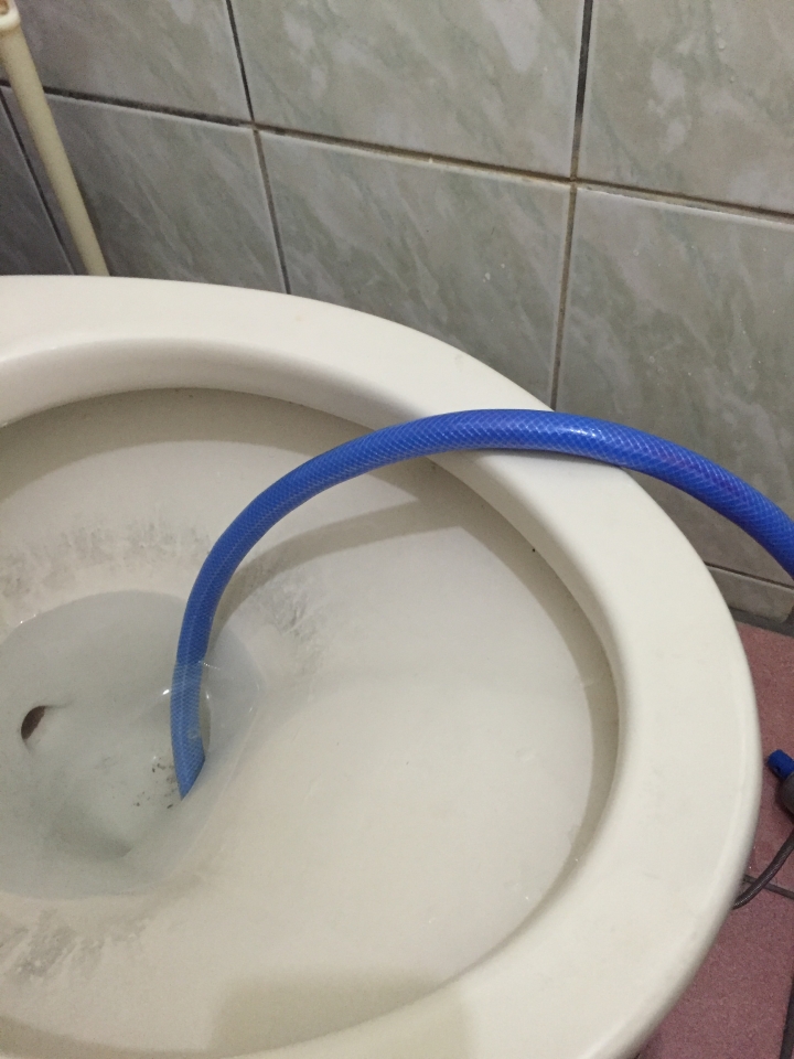 馬桶被手搖通管器卡住了
