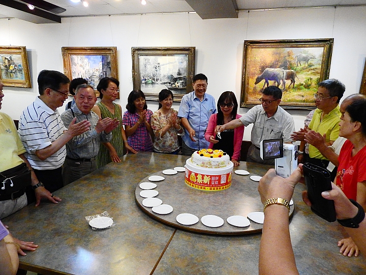 豐富的美術作品，庭園美，極佳的用餐環境：美濃煙樓坊美術館餐廳。