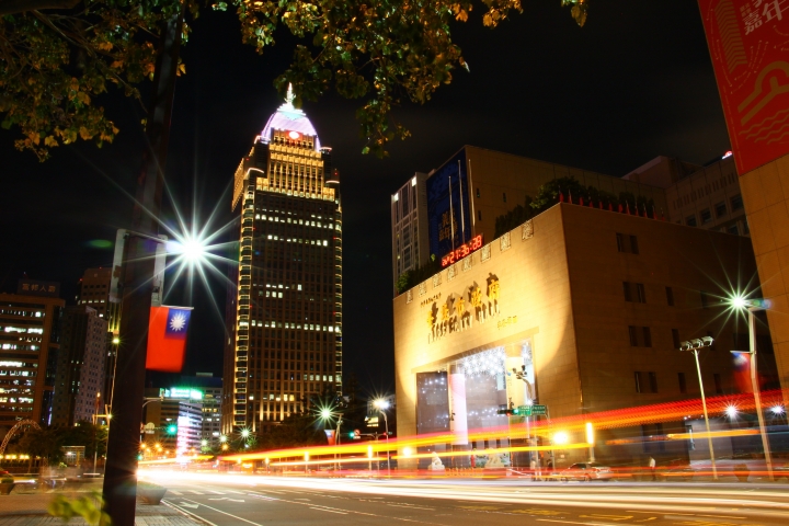 Canon 500D 台北街頭夜拍效果不是很好，是否相機入塵或有水氣呢?