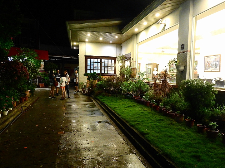 豐富的美術作品，庭園美，極佳的用餐環境：美濃煙樓坊美術館餐廳。