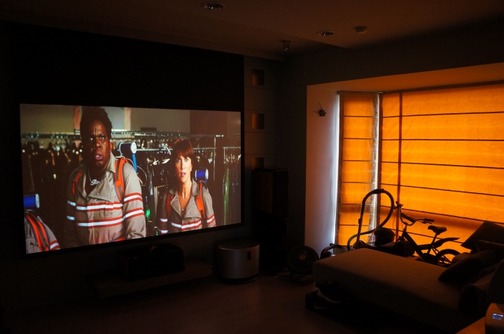 120吋無線遙控電動布幕+BENQ W2000 側投導演機=只要5萬預算的小客廳超值大畫面享受