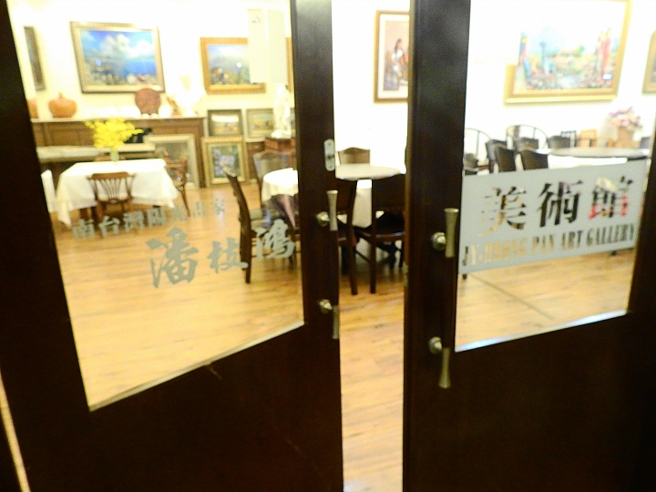 豐富的美術作品，庭園美，極佳的用餐環境：美濃煙樓坊美術館餐廳。