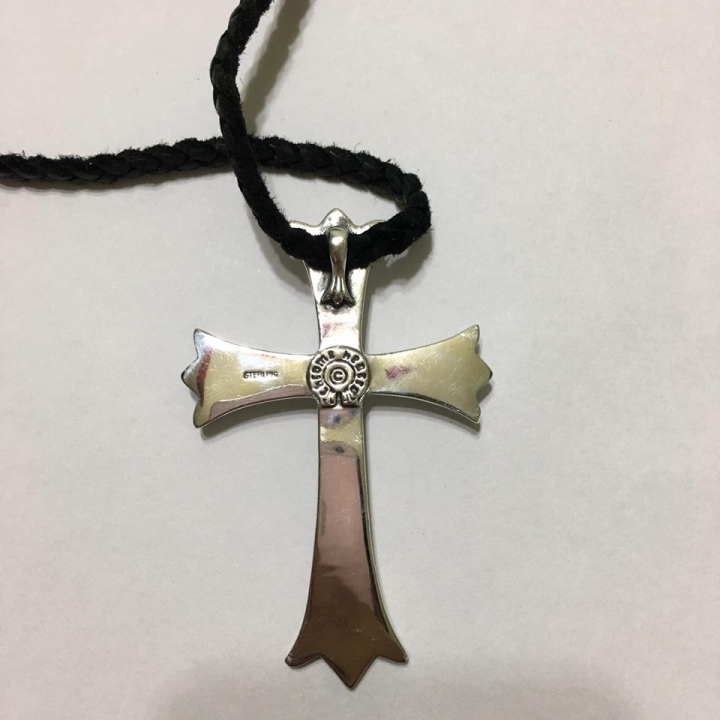請幫忙鑑定Chrome Hearts 大十字架吊墬