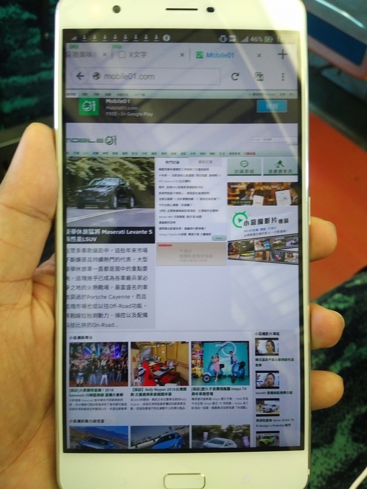 手機螢幕大導致反光還是螢幕材質的問題？
