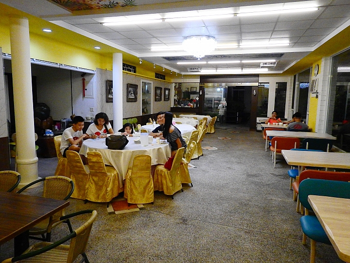 豐富的美術作品，庭園美，極佳的用餐環境：美濃煙樓坊美術館餐廳。