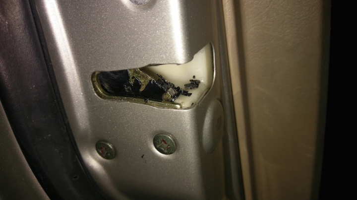 車門要很用力才能關上是什麼問題？