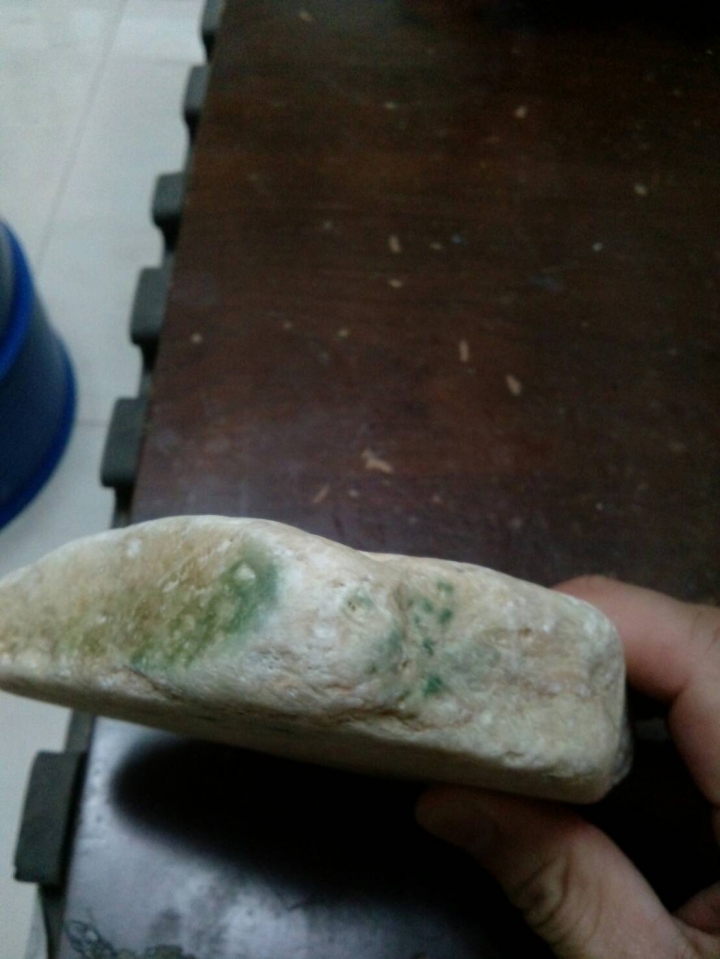 一塊透出綠色的石頭 會是玉石嗎 還是發霉 哈
