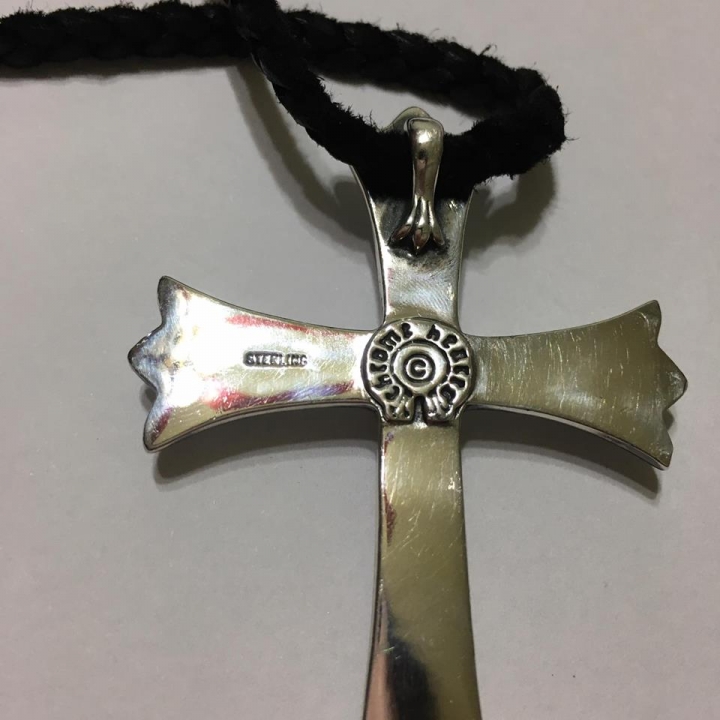 請幫忙鑑定Chrome Hearts 大十字架吊墬
